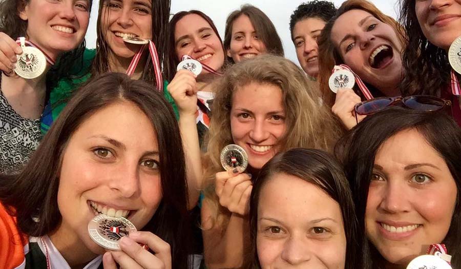 Frauen des Rugby Club Graz mit Medaillen